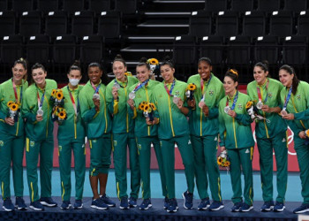 Seleção brasileira feminina de vôlei perde para os EUA e fica com a prata